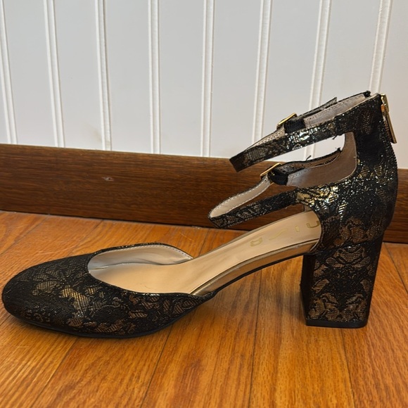 Unisa Women’s Block Heel Metallic Black & Gold Lace 2.5 Inch Heels Size 10 - Picture 4 of 12
